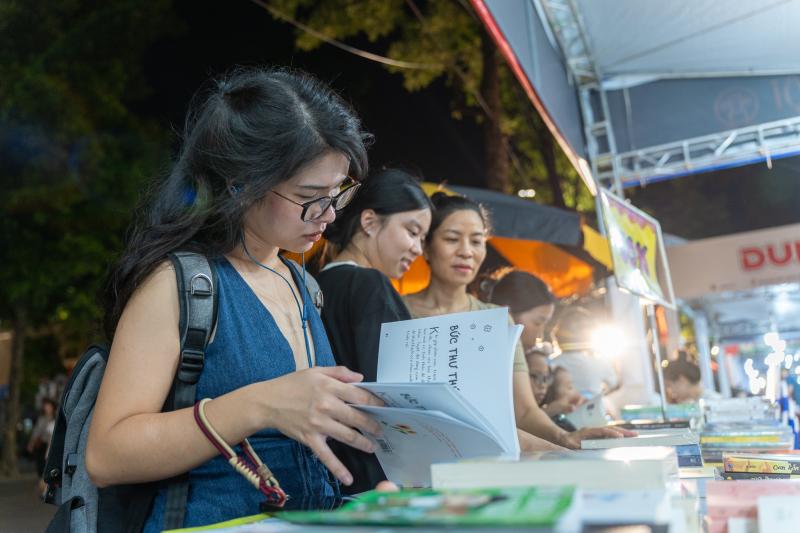 khai mac Hoi sach,  Hoi sach Ha Noi,  pho di bo,  Ho Guom,  hoi sach cuoi nam,  su kien sach anh 10