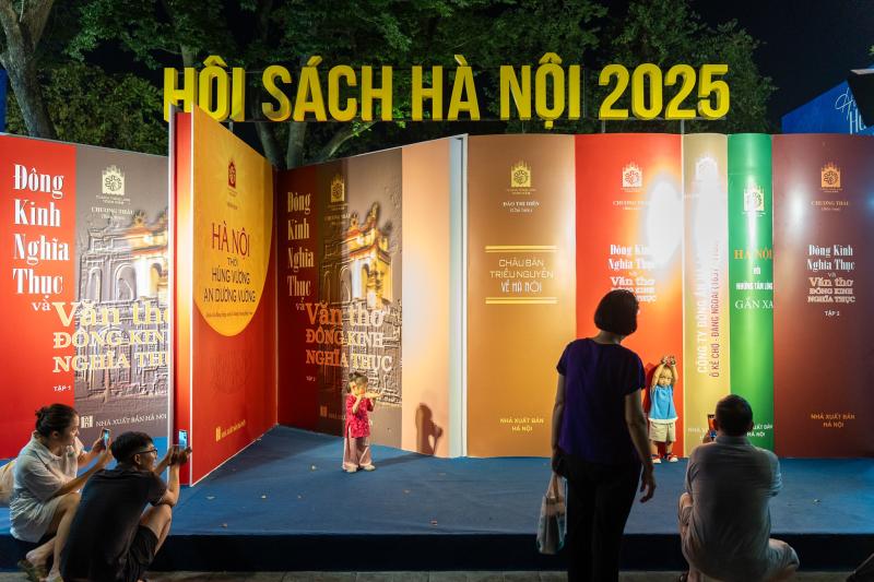 khai mac Hoi sach,  Hoi sach Ha Noi,  pho di bo,  Ho Guom,  hoi sach cuoi nam,  su kien sach anh 11