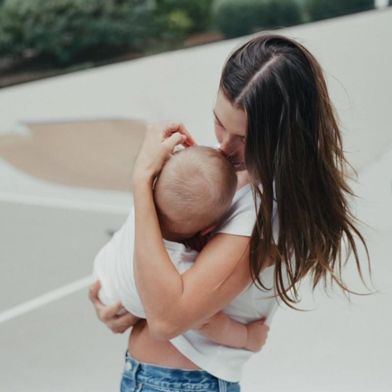 Doanh nhan tre,  Clean girl,  Donut skin,  Phan ma hong,  Billboards New York,  Trao luu lam dep,  Op lung iPhone,  Phien ban gioi han,  Elf Cosmetics,  TikTok lan truyen anh 2