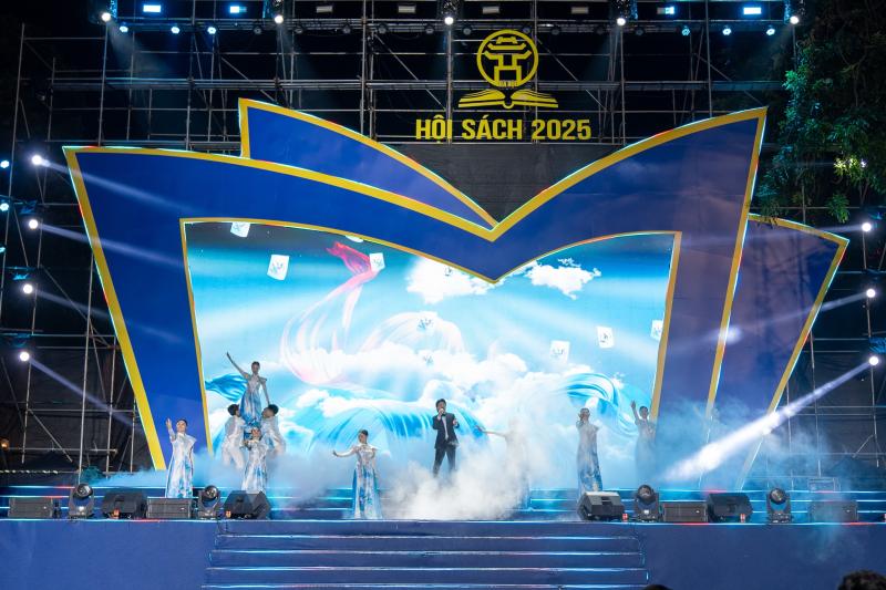 khai mac Hoi sach,  Hoi sach Ha Noi,  pho di bo,  Ho Guom,  hoi sach cuoi nam,  su kien sach anh 1