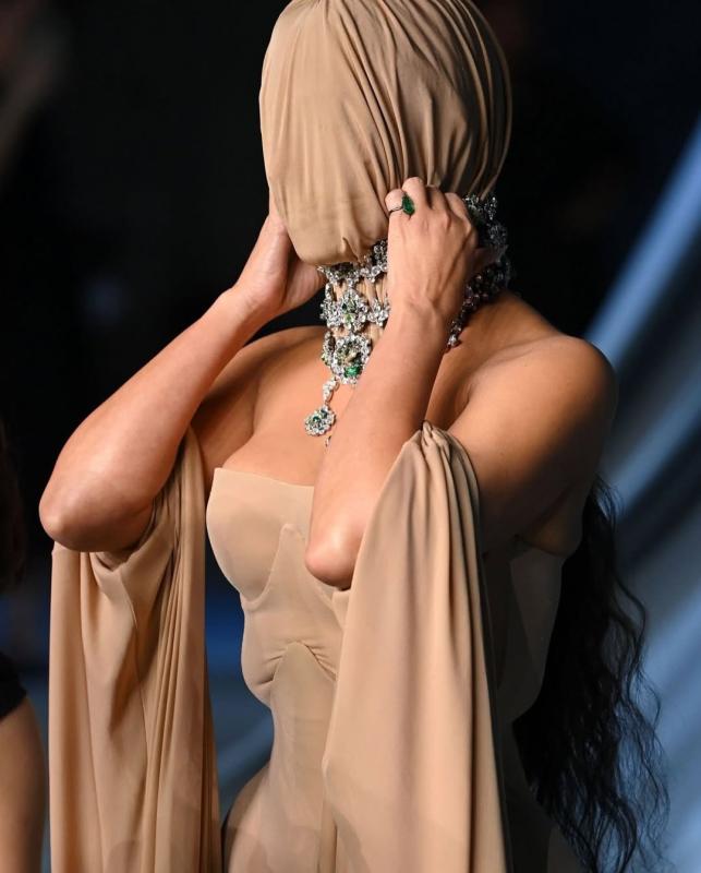 Kim Kardashian,  Ye,  Kim sieu vong 3,  Kayne West,  Ye anh 1