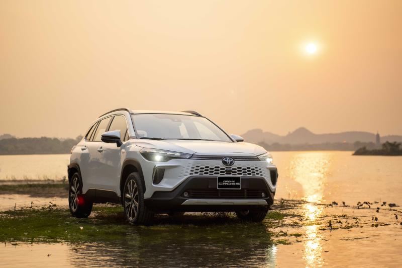 xe hybrid anh 4
