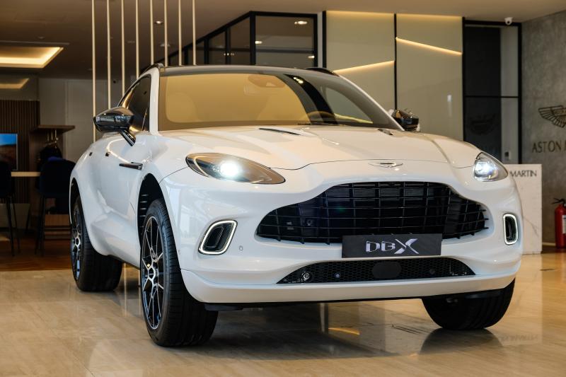 Aston Martin ban can ho anh 2
