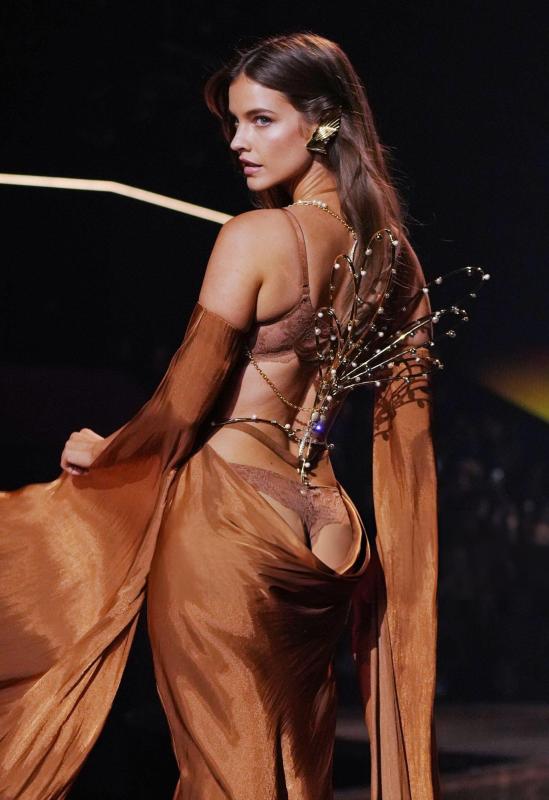 Barbara Palvin,  Quenlin Blackwell,  Jasmine Tookes,  thien than noi y,  thien than Victoria’s Secret anh 4