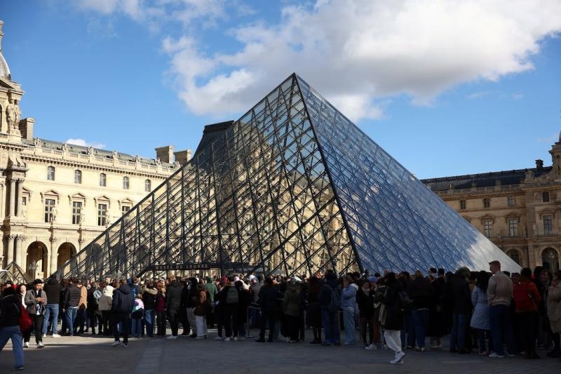 Trom Louvre,  nghi pham Louvre,  bat trom Louvre,  vu trom Louvre,  Louvre 102 trieu USD,  trang suc Louvre,  cuop bao tang Louvre,  Louvre bi trom,  bat nghi pham Louvre,  trom kim hoan Louvre,  vu cuop bao tang,  trom trang suc Paris anh 1