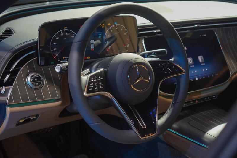 Mercedes-Benz E 200 Exclusive anh 9