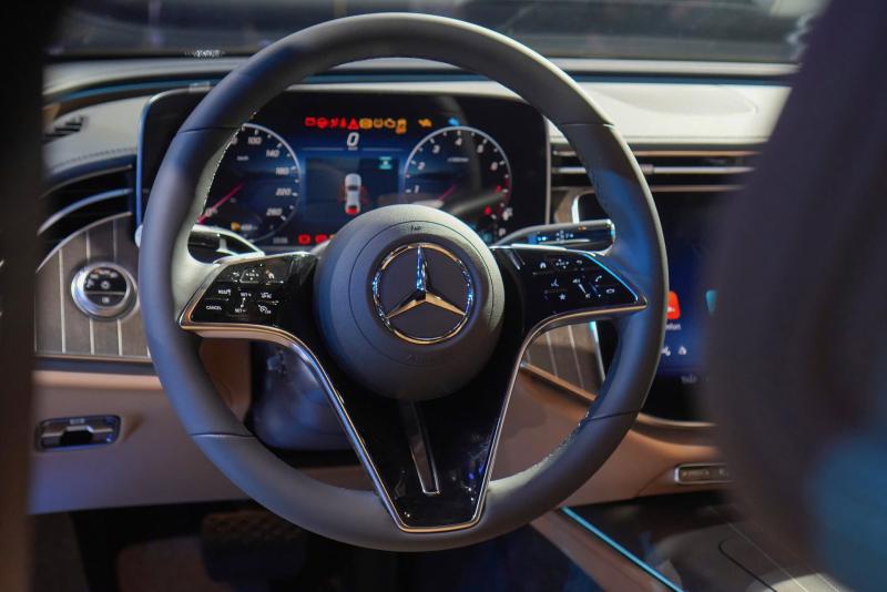 Mercedes-Benz E 200 Exclusive anh 10