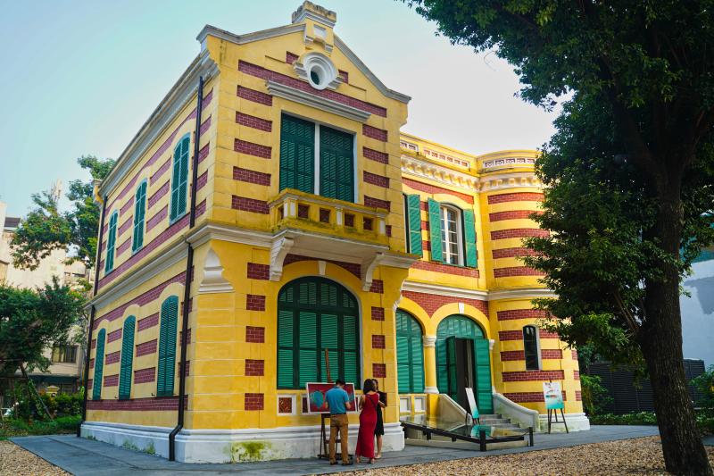 trien lam tranh lua,  lua Viet, nghe thuat lua duong dai,  tranh lua truyen thong,  biet thu Phap co,  Hang Bai,  my thuat Viet Nam anh 10