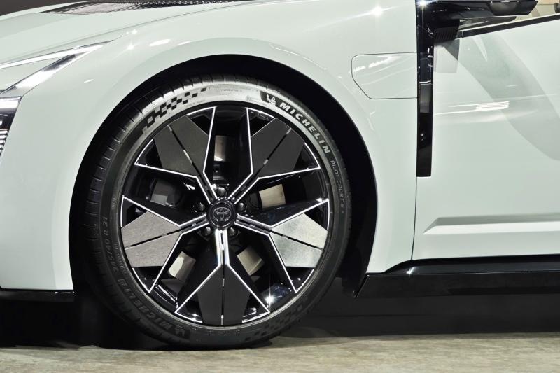Toyota Corolla Concept anh 6