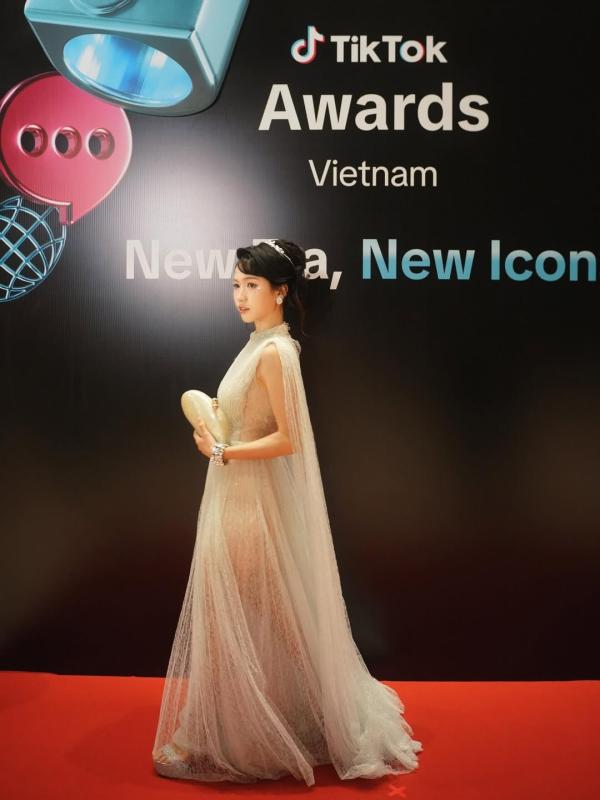 Newsfeed Rate,  Doan Hai My,  vo Doan Van Hau,  Kelbin Lei,  Louis Pham,  Hoang Minh Ngoc,  Ngoc Thanh Tam anh 8