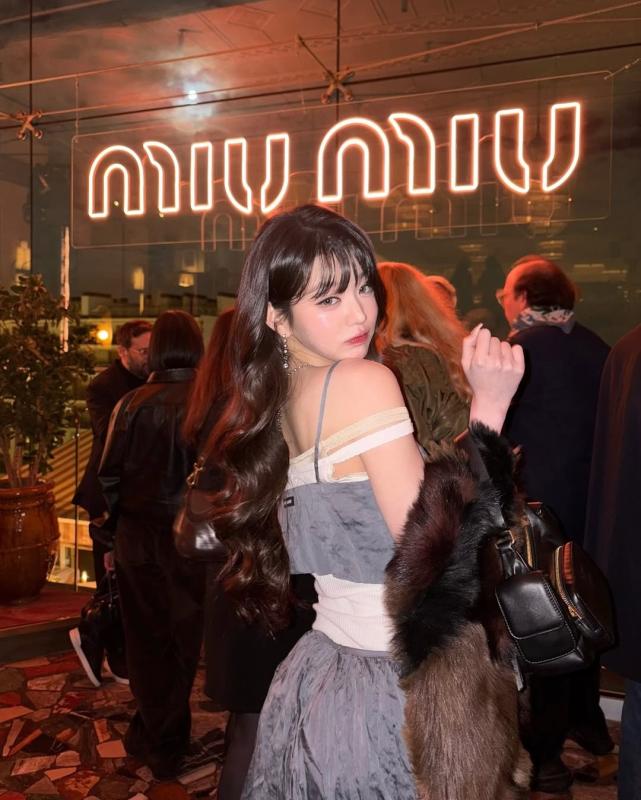 Jang Won Young,  Kylie Jenner,  bra,  day ao nguc,  Miu Miu anh 2