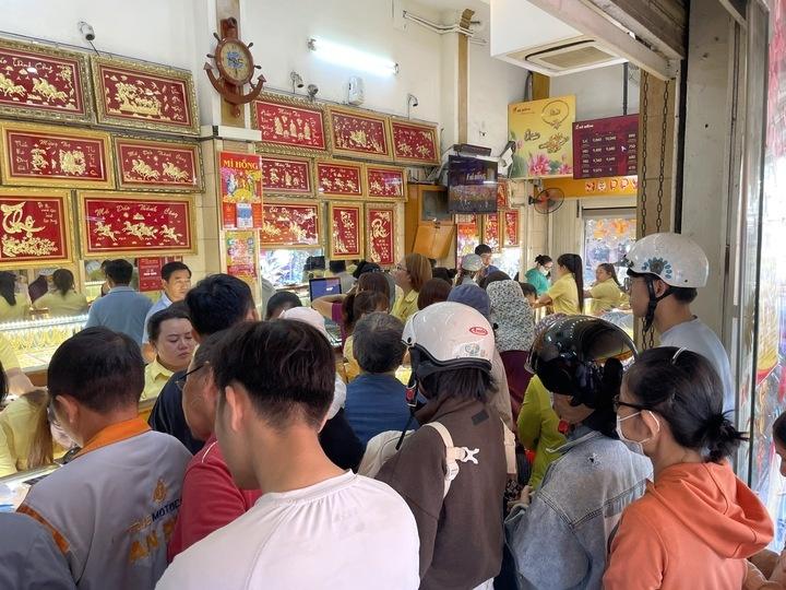 quan ly gia vang,  kiem soat gia vang,  bien dong gia vang anh 2
