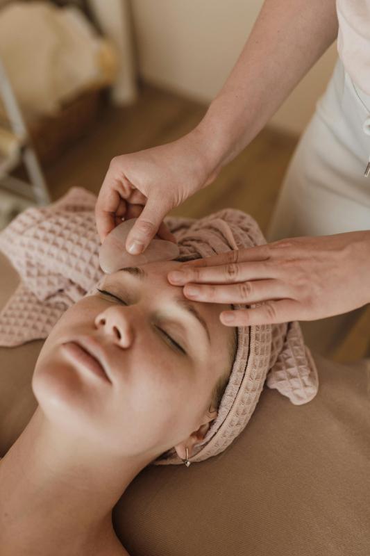 xoa nep nhan khi cuoi,  cach xoa nep nhan,  meo giam nep nhan,  yoga mat,  massage mat,  cham soc da anh 12