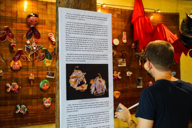 Trung thu truyen thong,  Trung thu dan gian, phuc dung dau su tu,  van hoa Trung thu,  Ha Noi Trung thu,  bao ton di san,  ky uc tuoi tho,  do choi dan gian,  mam co Trung thu,  nghe nhan truyen thong,  di san van hoa,  pho co Hoan Kiem,  Trang Ta trien lam,  ram thang tam anh 7