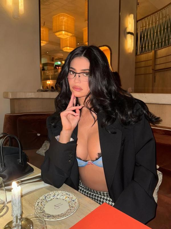 Kylie Jenner,  Timothee Chalamet,  ban gai Timothee Chalamet,  Kylie Jenner nang nguc anh 1