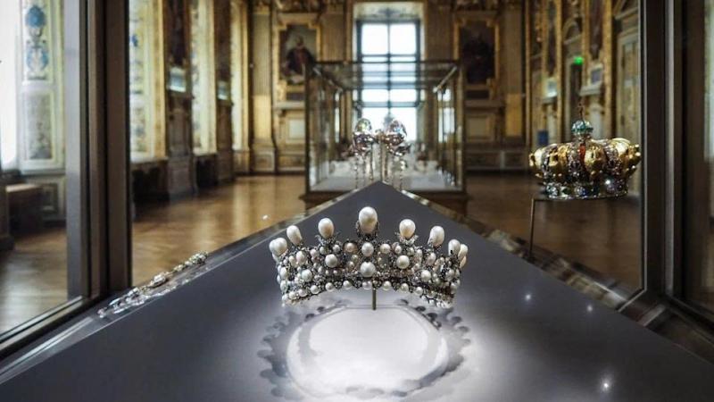 Trom Louvre,  Louvre bi danh cap,  gia bau vat Louvre,  Trang suc bi trom anh 1