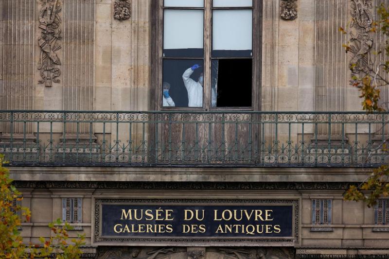 Trom Louvre,  Louvre bi danh cap,  gia bau vat Louvre,  Trang suc bi trom anh 2