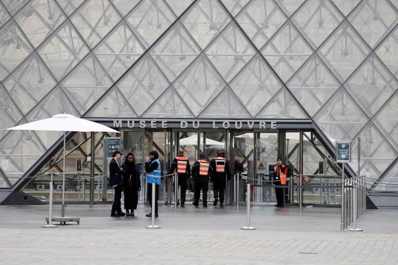 Louvre mo cua lai,  vu trom Louvre,  bao tang Louvre,  trang suc hoang gia anh 1