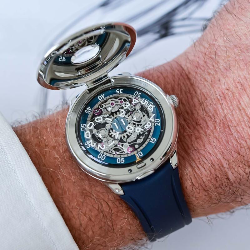 On wrist,  On wrist lifestyle,  dong ho tuan,  Dong ho UFO,  dong ho Czapek anh 2