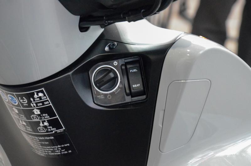 Honda SH160i anh 13