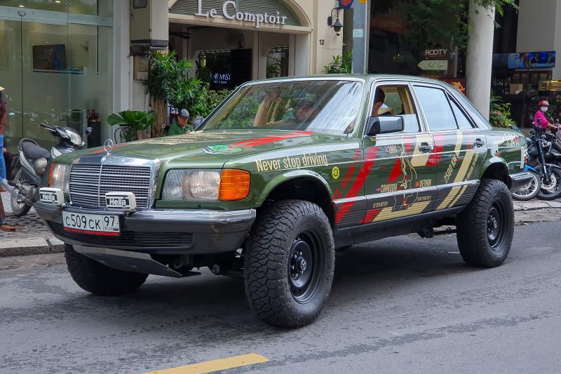 gumball,  gumball 3000,  sieu xe,  jaguar,  jaguar e-type,  e-type,  mercedes,  mercedes-benz,  porsche,  porsche 911,  mitsubishi,  mitsubishi pajero evolution anh 6