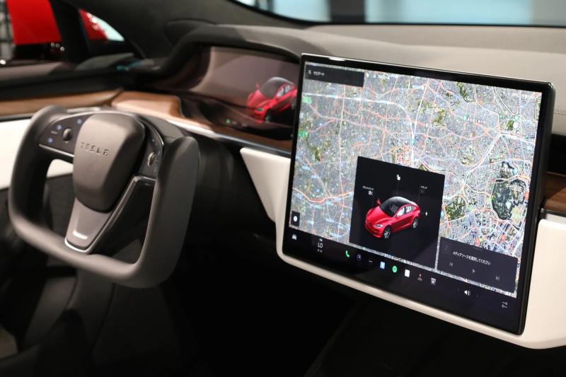 tesla,  xe dien,  ev,  apple,  carplay,  apple carplay,  google,  android,  android auto,  ket noi,  ket noi dien thoai,  aston martin,  mercedes,  mercedes-benz,  audi anh 1