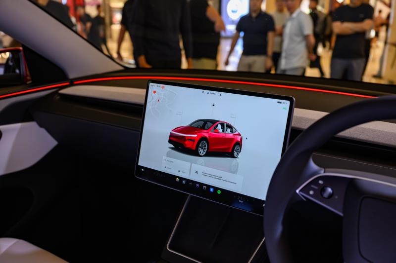 tesla,  xe dien,  ev,  apple,  carplay,  apple carplay,  google,  android,  android auto,  ket noi,  ket noi dien thoai,  aston martin,  mercedes,  mercedes-benz,  audi anh 4