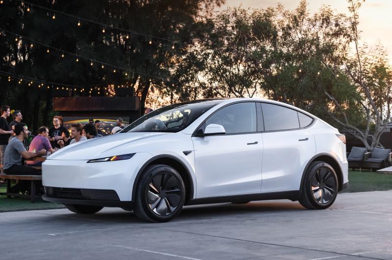 tesla,  xe dien,  ev,  apple,  carplay,  apple carplay,  google,  android,  android auto,  ket noi,  ket noi dien thoai,  aston martin,  mercedes,  mercedes-benz,  audi anh 3