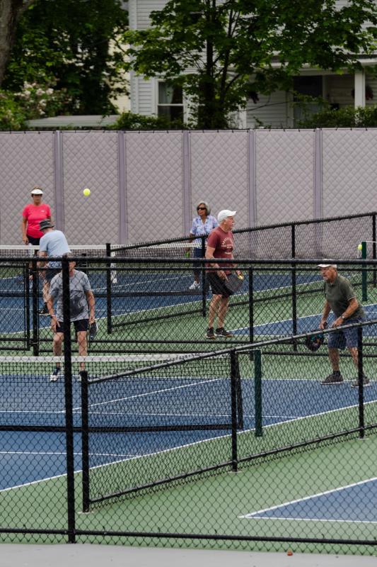 pickleball,  cang thang than kinh,  anh huong tieng on,  mau thuan hang xom,  mau thuan pickleball anh 2