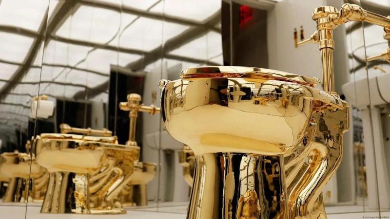 bon cau vang,  bon cau dat nhat,  gia bon cau vang,  bon cau 12 trieu,  dau gia bon cau,  Maurizio Cattelan anh 1