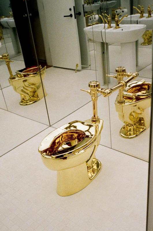 bon cau vang,  bon cau dat nhat,  gia bon cau vang,  bon cau 12 trieu,  dau gia bon cau,  Maurizio Cattelan anh 2