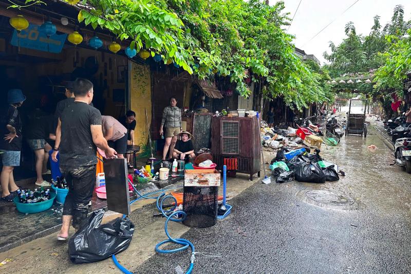 Hoi An mua lu anh 10
