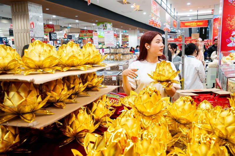 nguoi dan mua sam tet anh 15