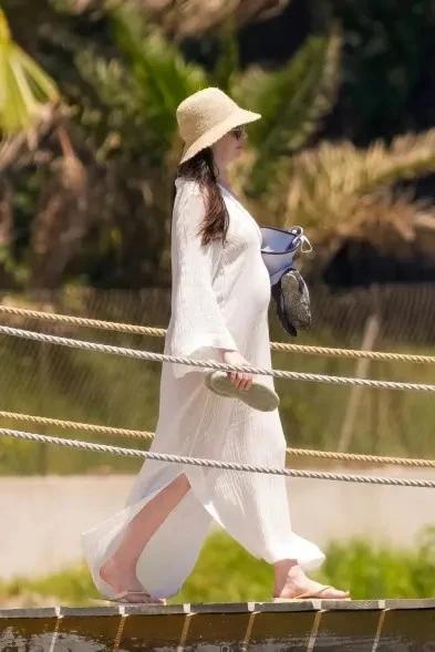 Anne Hathaway anh 3