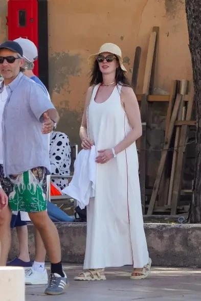 Anne Hathaway anh 3