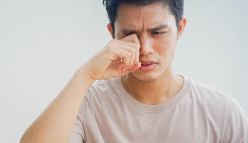 Ghèn vàng dính mi mắt ảnh 1 Ghèn vàng dính mi mắt ảnh 1